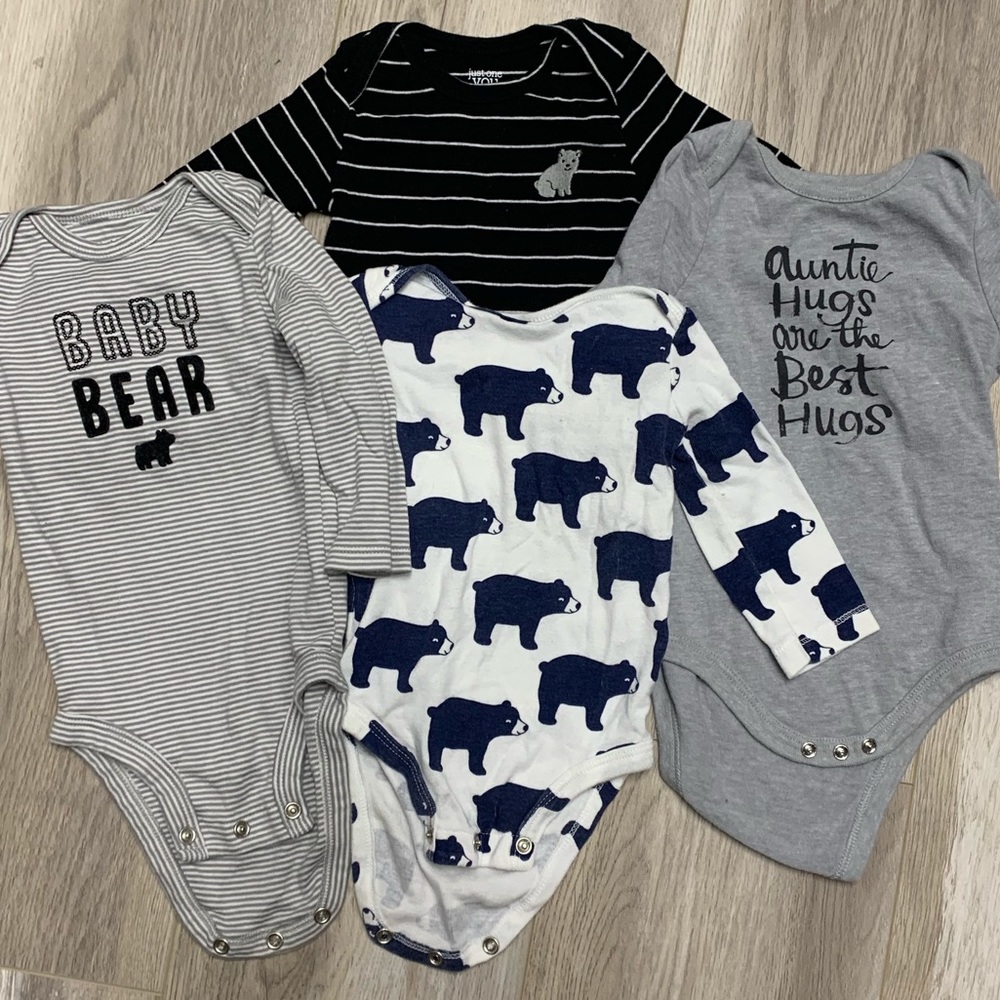 Bundle of Carter’s long sleeve onesies size 6m